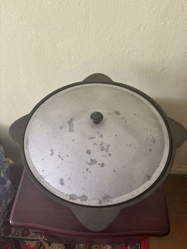 Продам чугуный казан 8 литров с крышкой. Продам чугуный казан 8 литров с крышкой.