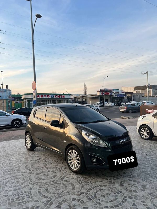 Srochna 2020 yil chevrolet Spark sotiladi mokriy asfalt.