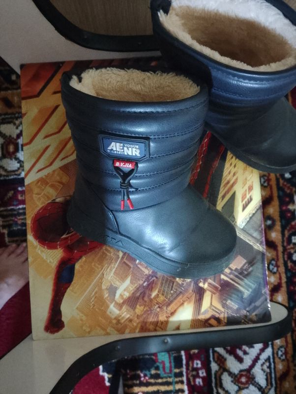 продам сапожки зимние на мальчика