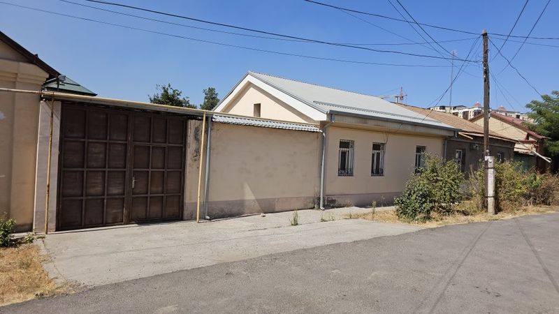 Продаётся дом с участком 4.4. Ориентир Азербайджанский центр Продаётся дом с участком 4.4. Ориентир Азербайджанский центр