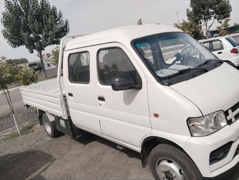 Yangi ikki xil turdagi Isuzu yuk mashinalari bor. Salonda 30dona qoldi