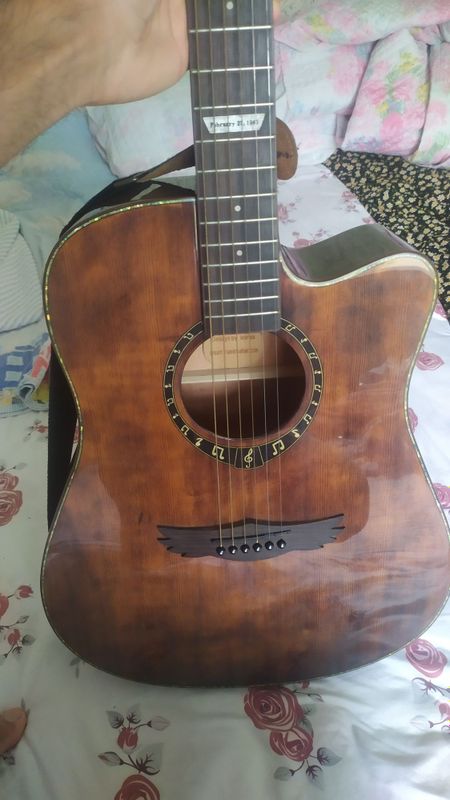 Gitara sotiladi ekvalayzerli apparatga ulanadi Gitara sotiladi ekvalayzerli apparatga ulanadi