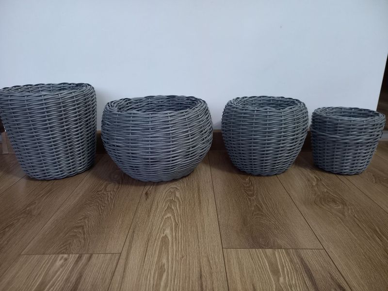 Кашпо из ротанга.