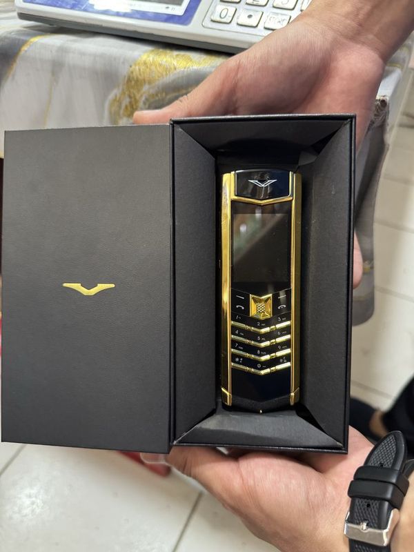 Vertu Model :V10 (gold+black) Vertu Model :V10 (gold+black)