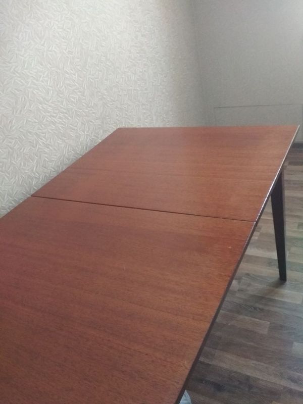 Стол в гостиную, раздвижной, полированный