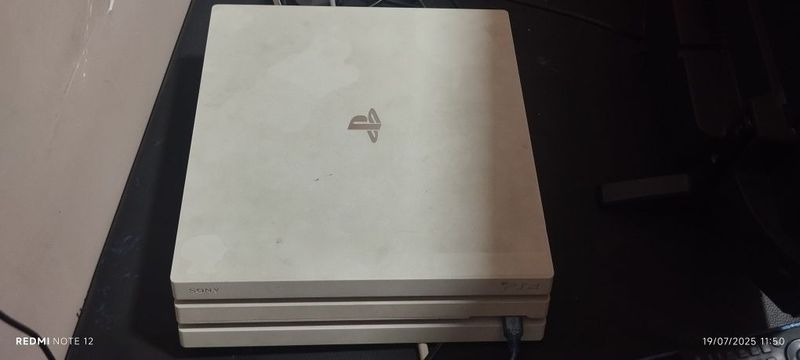 PS4 pro 1 tb xolati ideal 2ta orginal pult uyda oʻynalgan PS4 pro 1 tb xolati ideal 2ta orginal pult uyda oʻynalgan