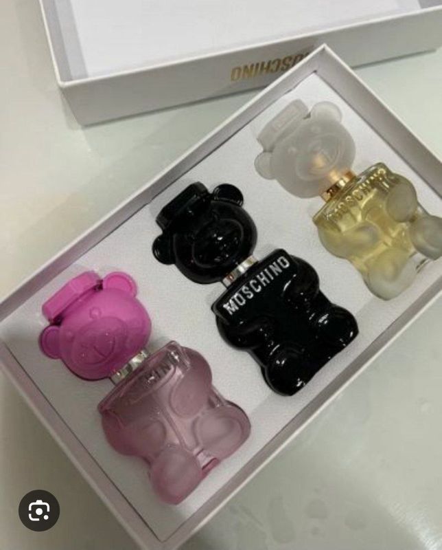 Moschino 3talik atiri Moschino 3talik atiri