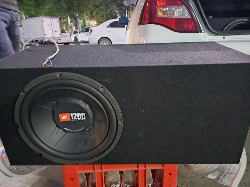 JBL sabufer buchkasi usilitel hammasi birga
