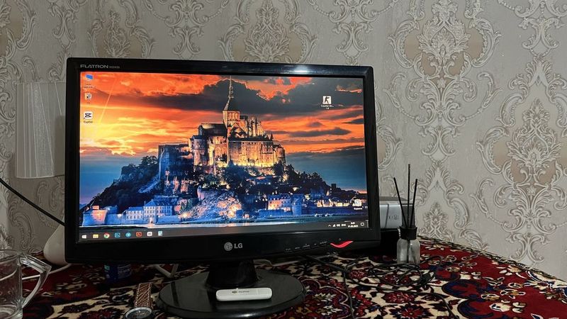 Monitor 20 lik 16.9 formatda