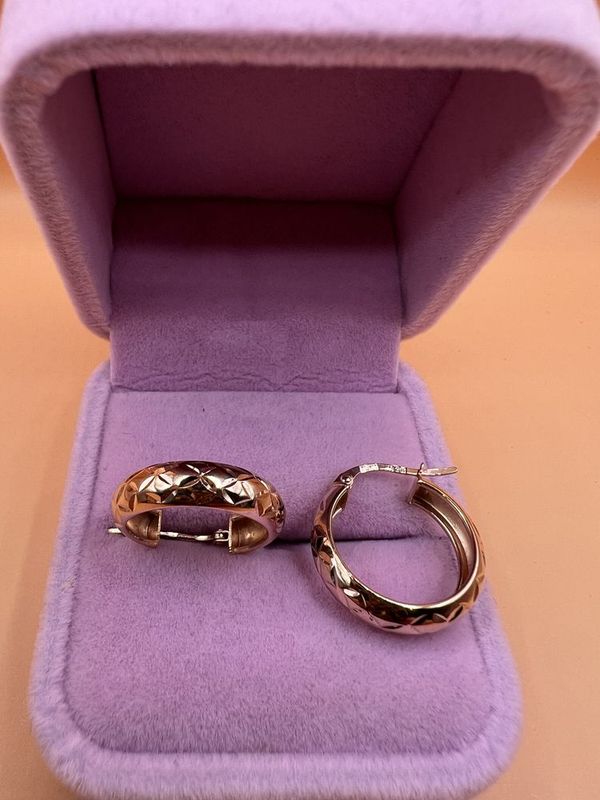 Продам золотые серьги. Продам золотые серьги.