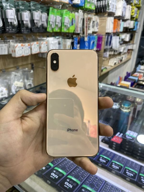 Iphone xs gold.