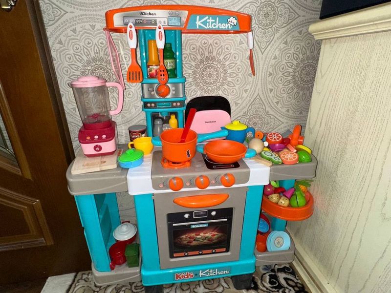 Продается детская игрушечная кухня “Kids Kitchen”. Продается детская игрушечная кухня “Kids Kitchen”.