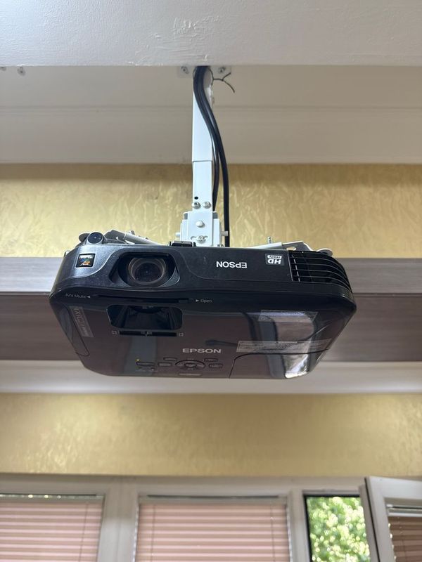 Проектор Epson и экран Проектор Epson и экран
