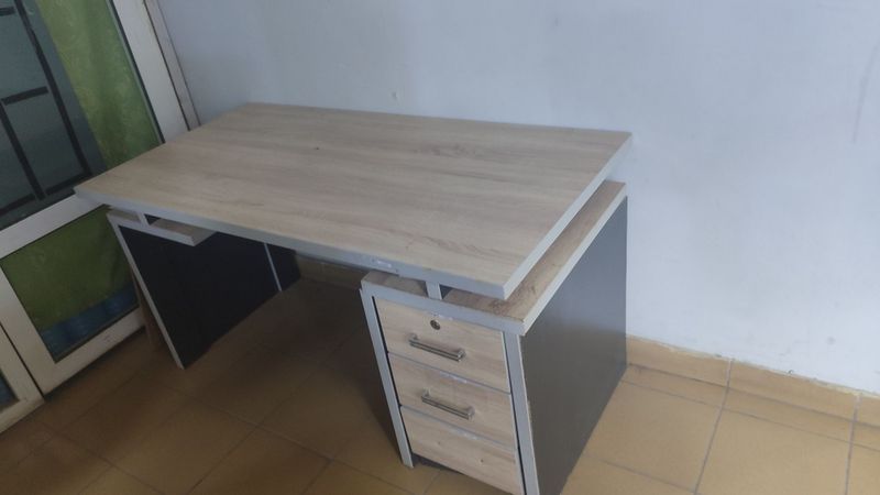 Stol sotiladi ortacha holatda Stol sotiladi ortacha holatda