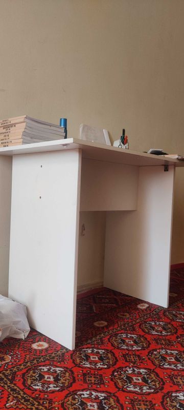 Стол, рабочий стол, стол для комнаты Stool ,Table white colour. Стол, рабочий стол, стол для комнаты Stool ,Table white colour.