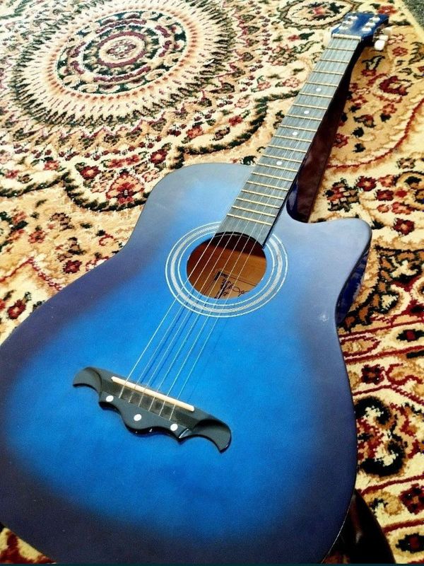 Gitara akustik pul zarurligi uchun sotyapmam Gitara akustik pul zarurligi uchun sotyapmam