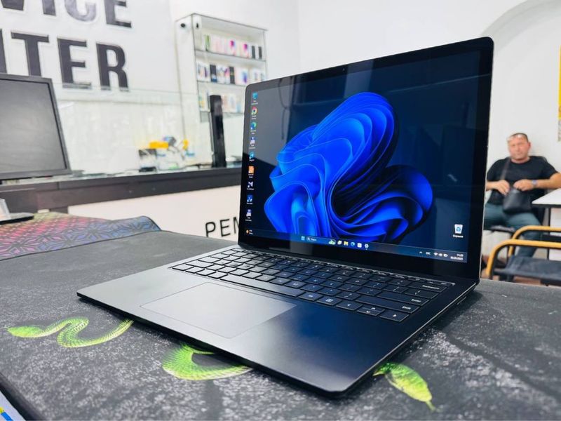 Microsoft Surface Core i7-10gen 16GB/256GB SSD Touch Microsoft Surface Core i7-10gen 16GB/256GB SSD Touch