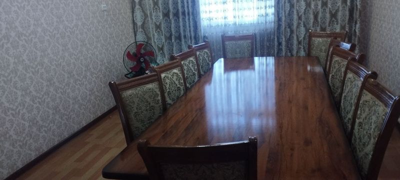 12 kishilik stol stul holati yaxshi chizilgan qirilgan joylari yoʻq 12 kishilik stol stul holati yaxshi chizilgan qirilgan joylari yoʻq