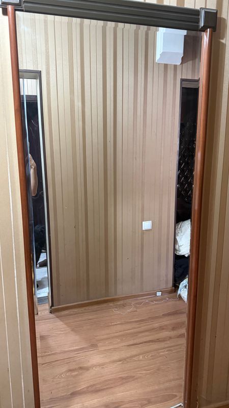 Продам настенное зеркало для прихожей Продам настенное зеркало для прихожей