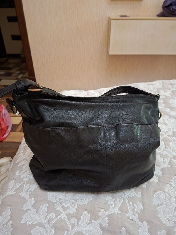 Продам кожаную сумку фирмы Канишка в хорошем состоянии из чёрной кожи. Продам кожаную сумку фирмы Канишка в хорошем состоянии из чёрной кожи.