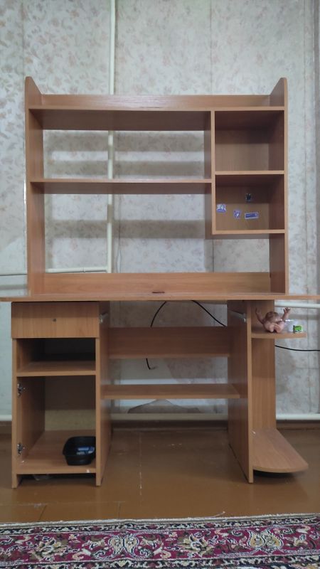 Продается компьютерный стол Продается компьютерный стол