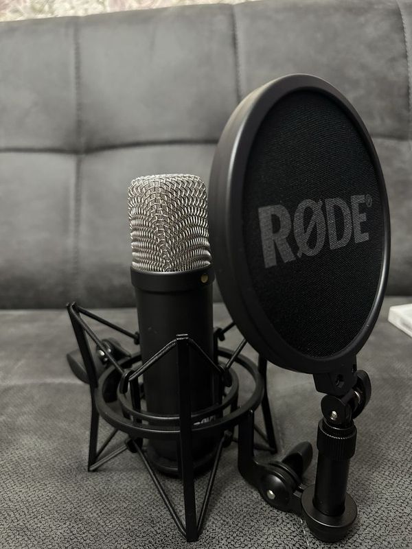 Продаю студийный микрофон Rode NT1 Signature Series Продаю студийный микрофон Rode NT1 Signature Series