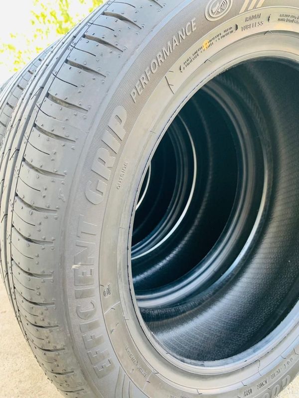 Goodyear efficientgrip r17 /215/55 tracker