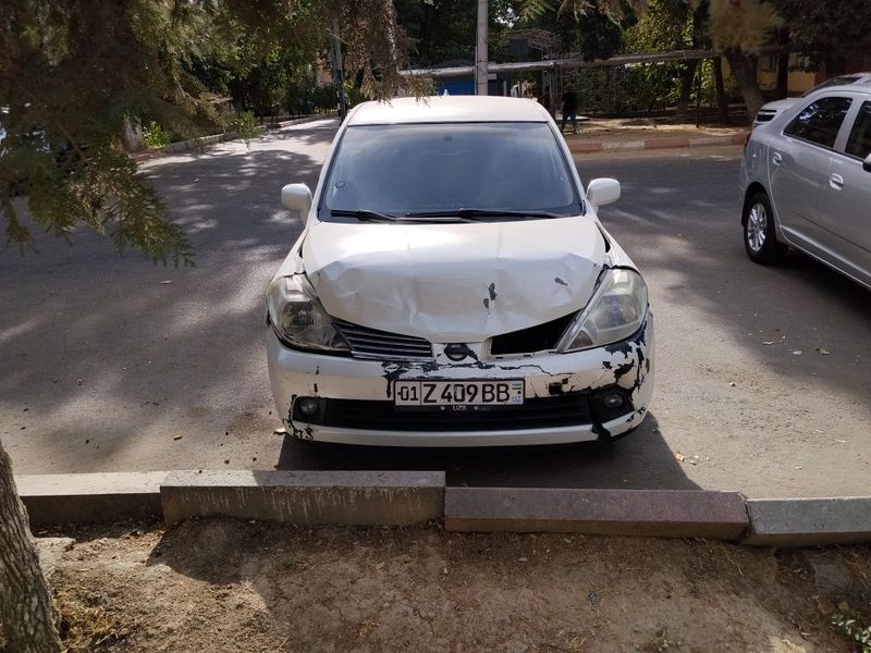 Nissan tiida sotiladi oldidan urilgan