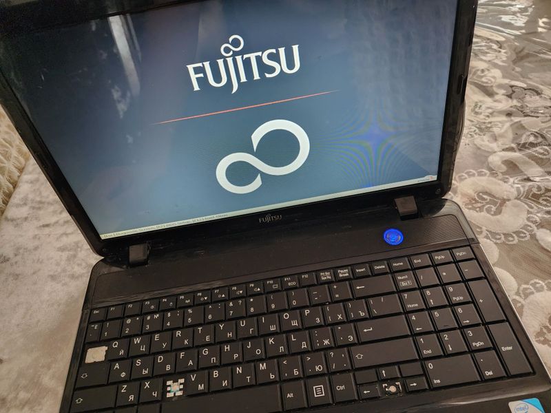 Noutbuk fujitsu.