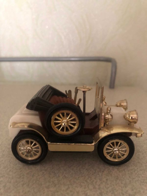 Игрушечная модель машины. Игрушечная модель машины.