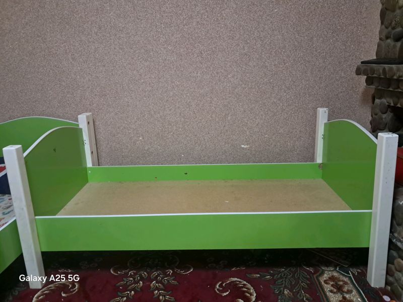 Bolalar krovati xolati yaxshi 2etajli karavat 100 120 kg kotaradi