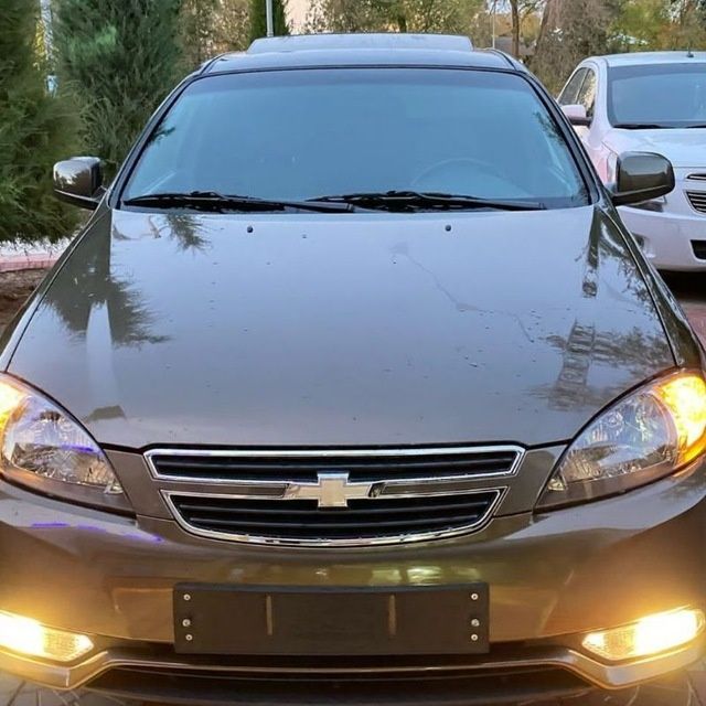 Chevrolet lacetti sotiladi