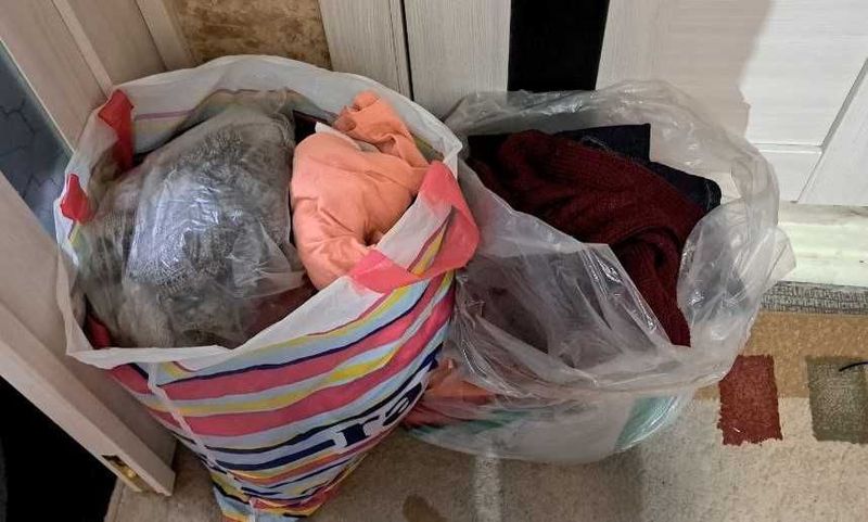 различные детские вещи два пакета не порванные целые различные детские вещи два пакета не порванные целые