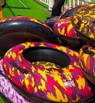 Тюбинг горка. Balonlar qorda va plastmassali atraksionlar ustida sirp Тюбинг горка. Balonlar qorda va plastmassali atraksionlar ustida sirp