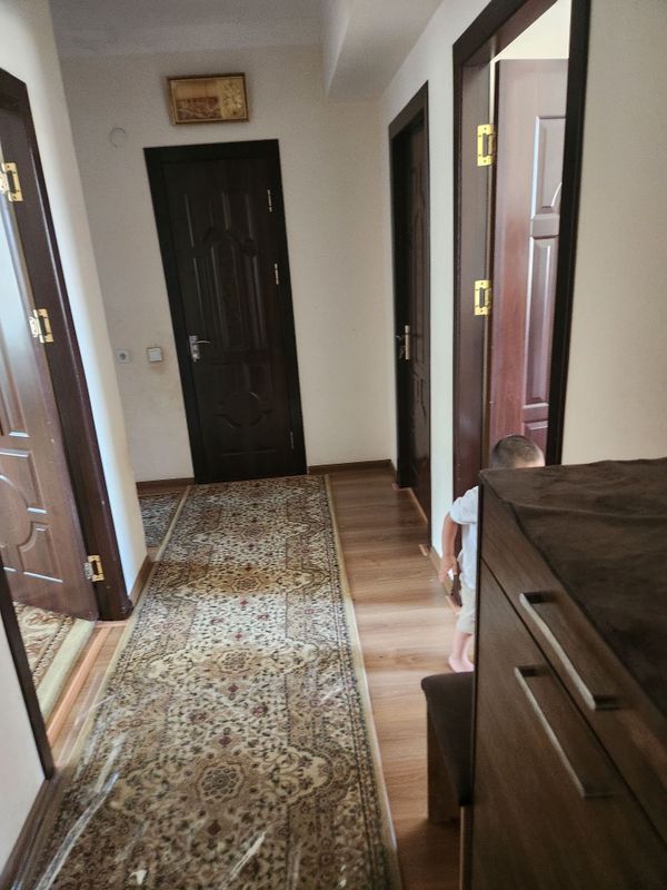 Sergeli 5 a 2 metro tarafda uch honalini ikki honasi ijaraga beriladi