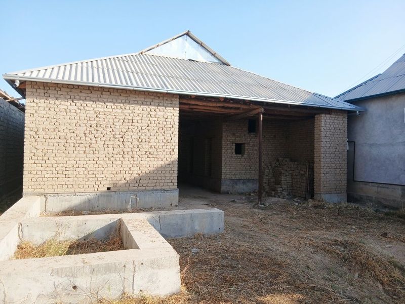 Hovli uy sotiladi