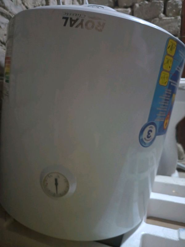 Ariston 50litrli 1yil ishlatilgan. Unitaz yangi Ariston 50litrli 1yil ishlatilgan. Unitaz yangi