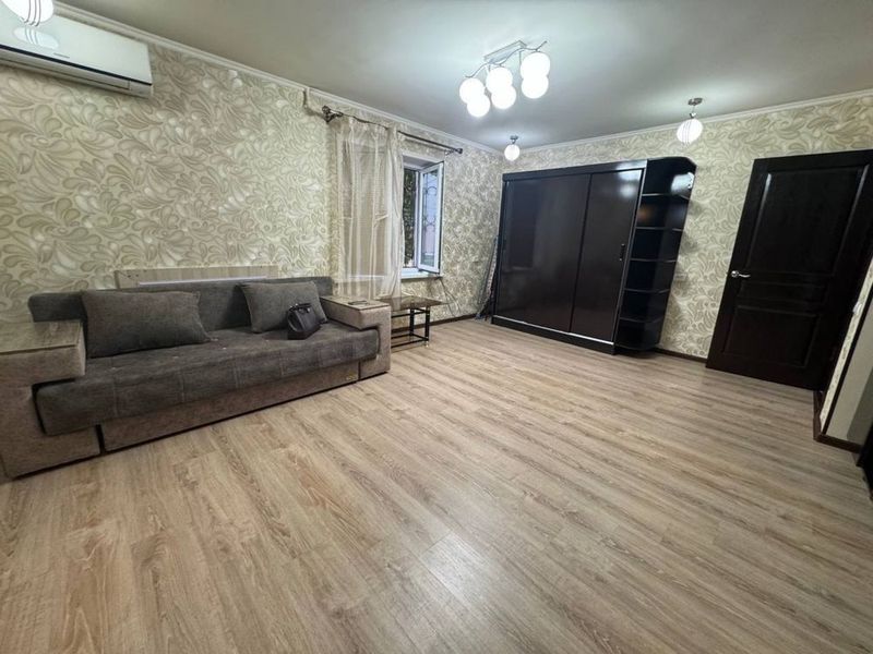 М.Горкий метро 1*2 ком 1 этаж 4 этажка все ест фото реално срочно