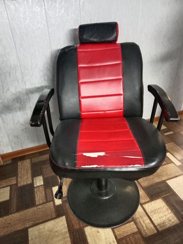 Продаётся кресло для парехмахерской Sotiladi Kreslo 700 ming kami bor