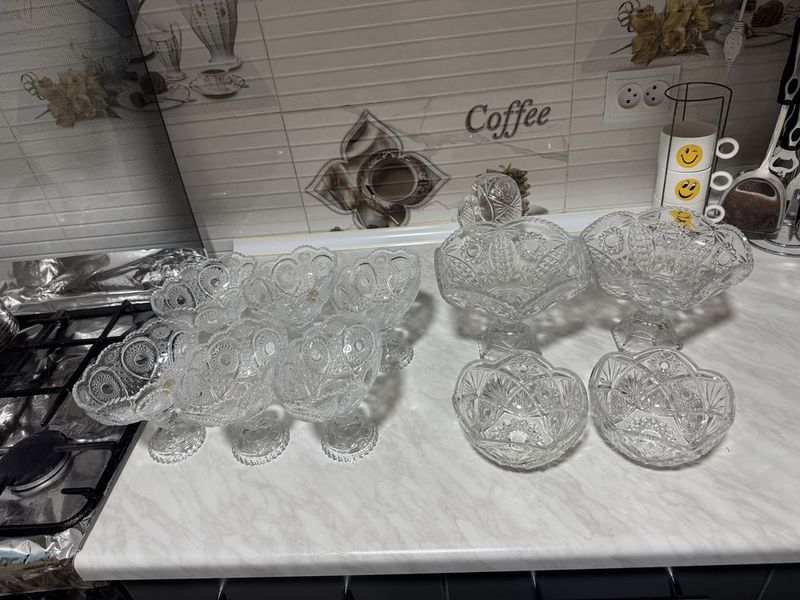 Xrustal shisha mehmonlar uchun stolga qo’yishga