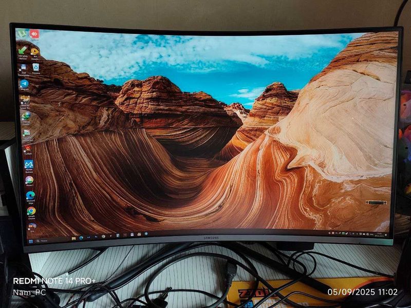 Monitor Samsung 32 Curved 4K UHD 3840x2160, 60HZ. VA Monitor Samsung 32 Curved 4K UHD 3840x2160, 60HZ. VA
