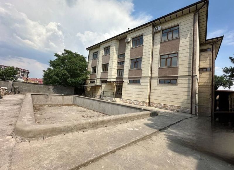 Продаётся здание,первая линия 14соток,Здание 4этажа 1700м² -Срочно↓