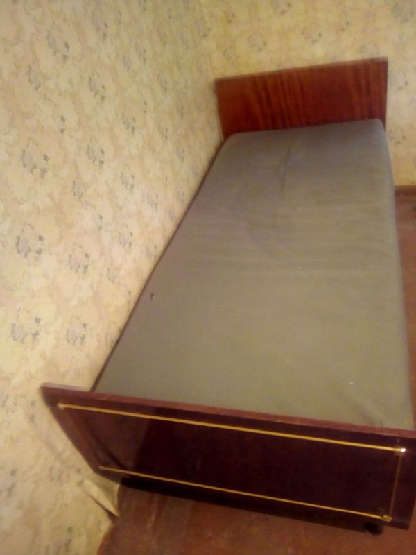 Срочно продаются две деревянные кровати Срочно продаются две деревянные кровати