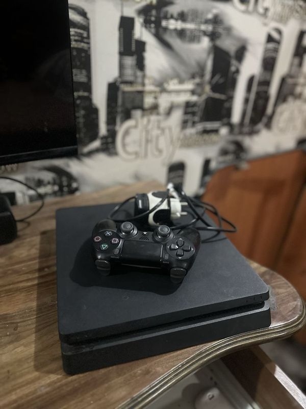 plastation 4 slim