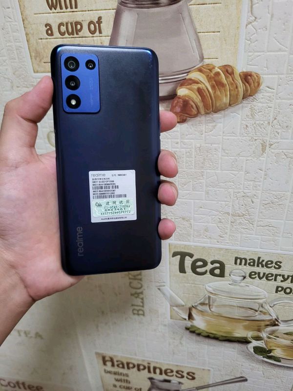 Oppo Realme Q3S 5G smartfoni tutilmagan holatda Oppo Realme Q3S 5G smartfoni tutilmagan holatda