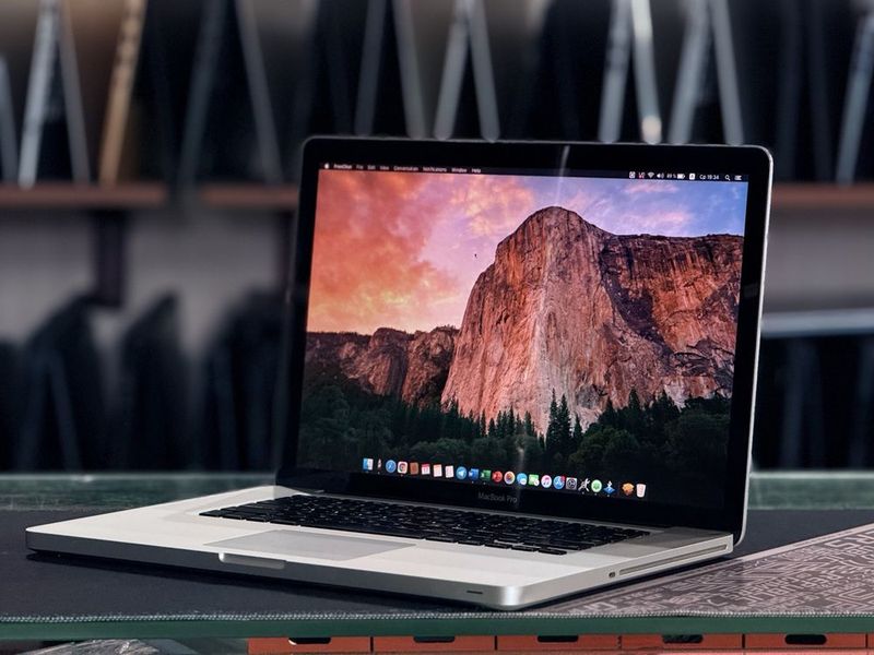 Macbook Pro intel core i7 8/740GB yaxshi holatda