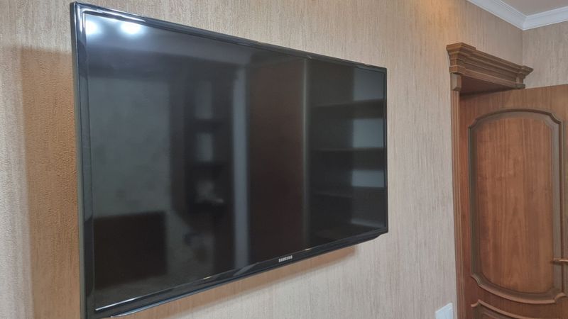 Продам 3 телевизора Full HD LED Samsung 40" UE40EH5000 Продам 3 телевизора Full HD LED Samsung 40" UE40EH5000