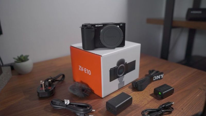 SONY ZV-E10 srochna. Ideal yangidek holatda. SONY ZV-E10 srochna. Ideal yangidek holatda.