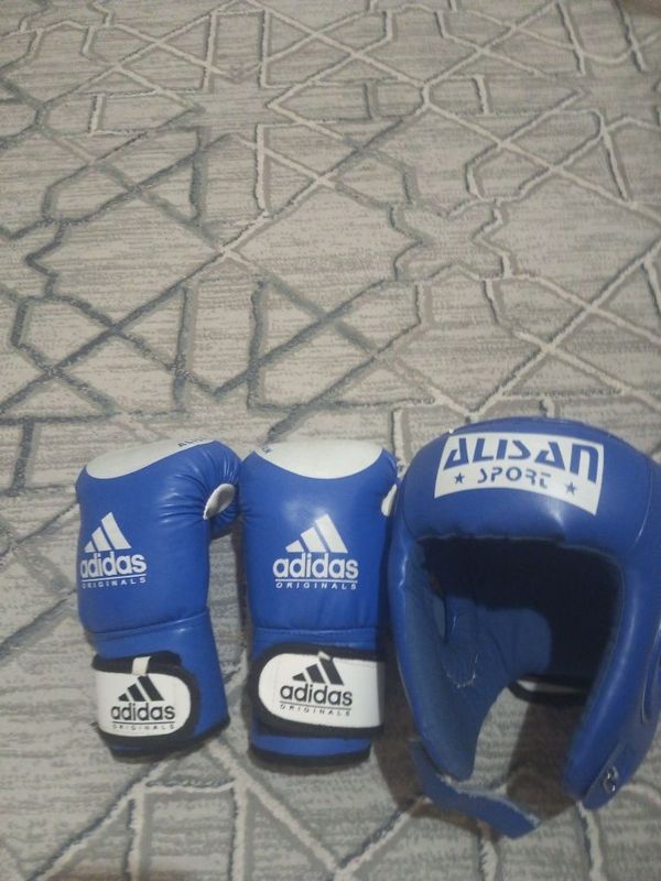 Adidas boks perchatka shlemi blam Adidas boks perchatka shlemi blam