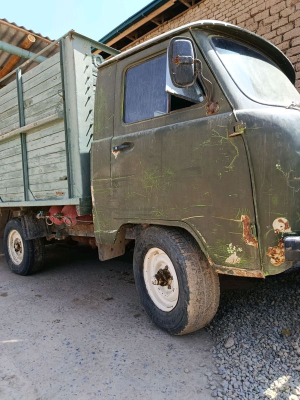 Moshina sotiladi UAZ